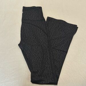Lululemon flared pants with pattern, size 6 color black